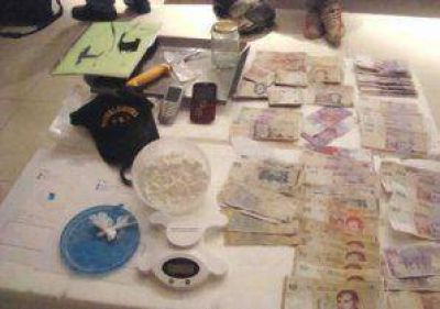 Secuestran 100 tizas de coca�na en gran operativo