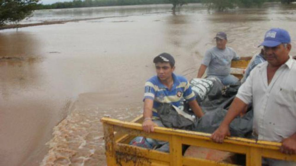 Un temporal dej� aisladas a cerca de 100 familias del sur tucumano