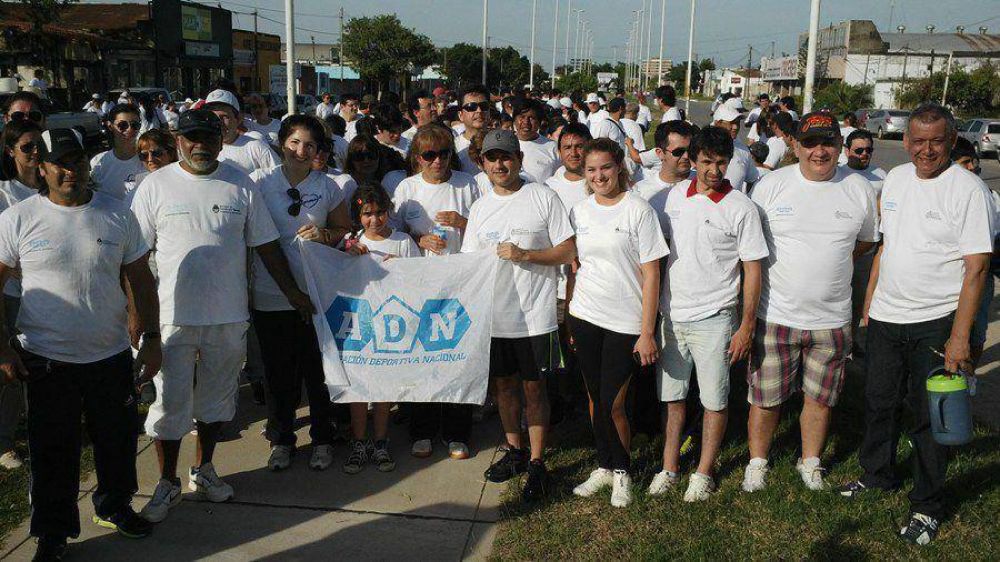 El diputado Adri�n Bogado camin� en el d�a mundial de la actividad f�sica
