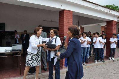 Beba Soria entreg� equipo multimedia a la Escuela Timoteo Gordillo