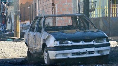 Incendian un veh�culo y apedrean dos viviendas en el San Cayetano