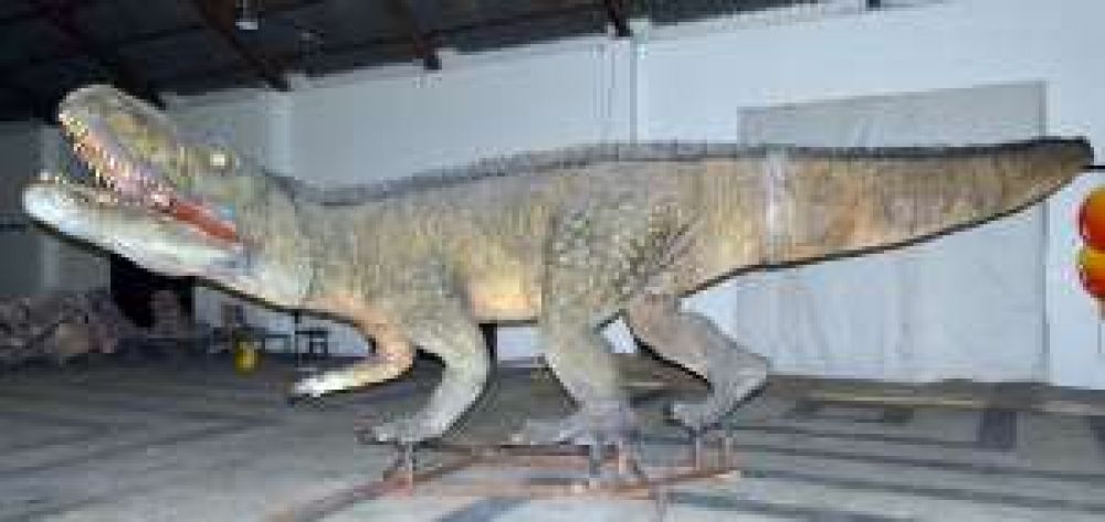 Est� listo el nuevo dino que ir� a la puerta de Turismo