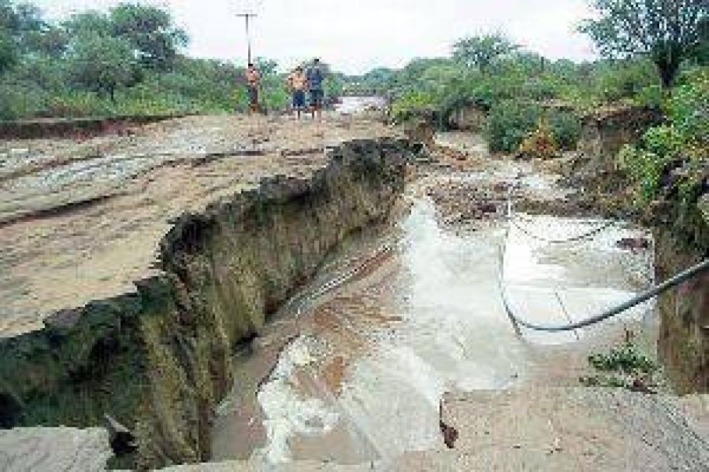 Violento temporal y alud afectaron a m�s de cien familias en Choya y Guasay�n