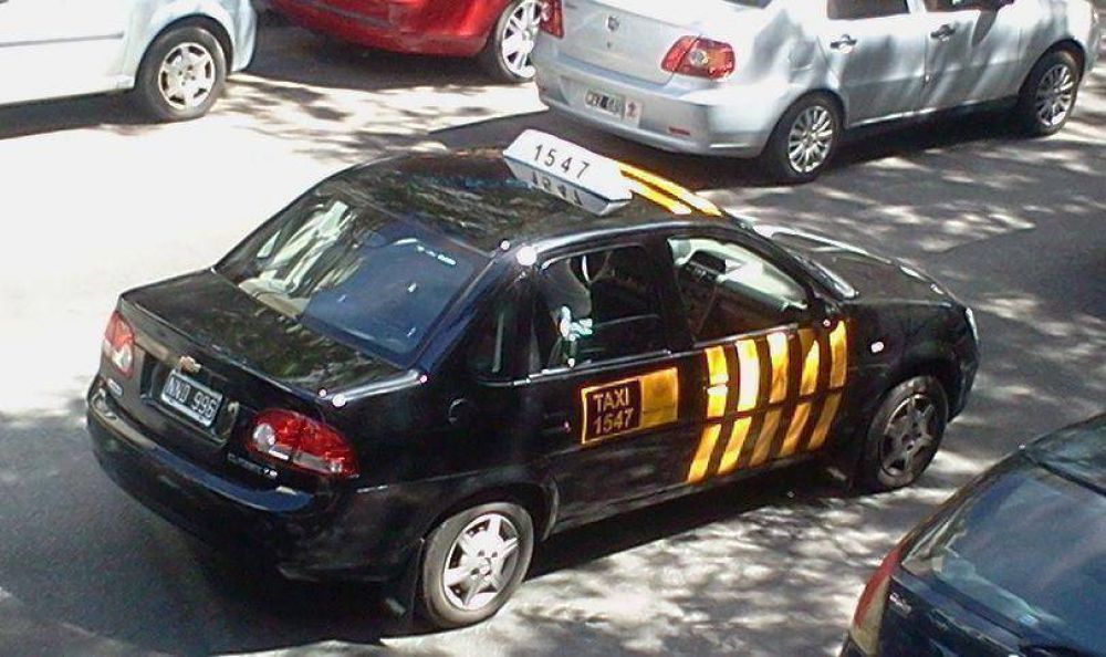 Suspensi�n de la ordenanza para cambiar el color de los taxis: Azcona dice que el Ejecutivo minti�