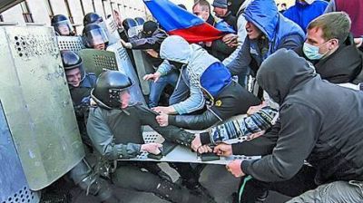 Ucrania: cientos de pro rusos atacan oficinas del gobierno