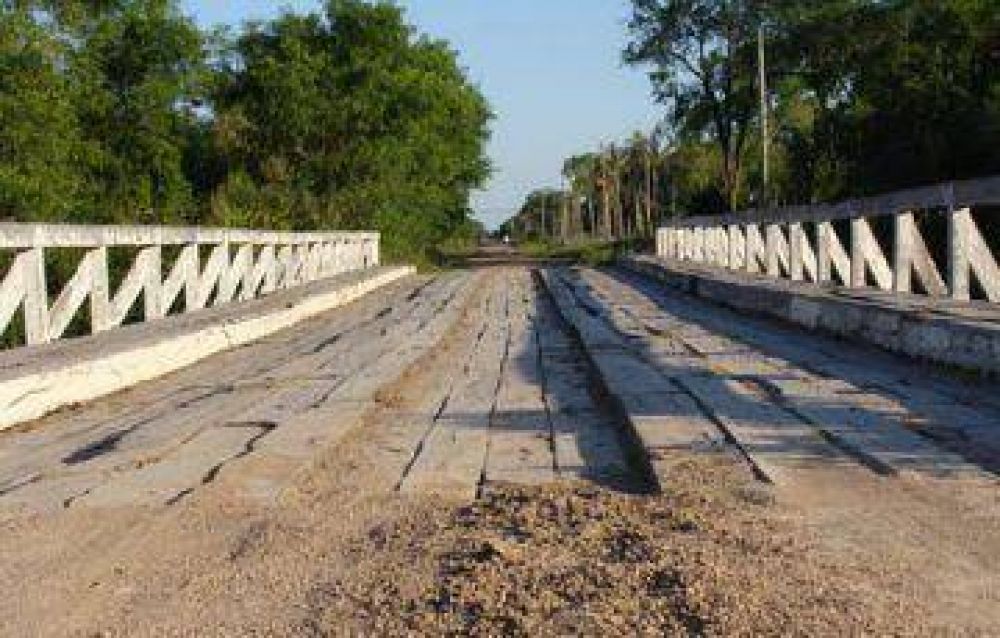 Asesinaron a un joven en Tirol cerca del puente de madera
