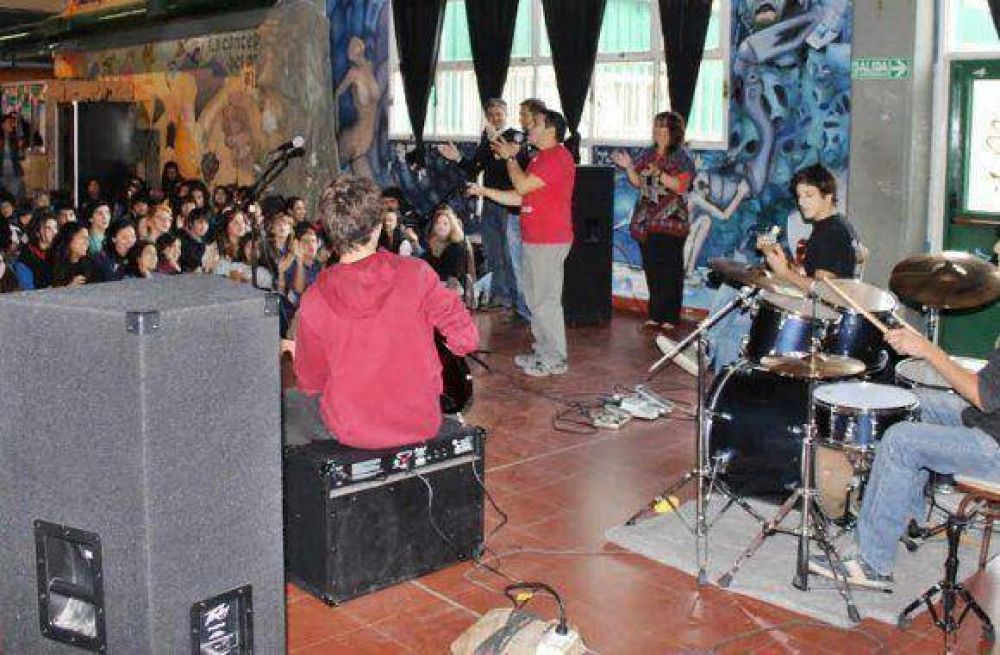 Sciurano entreg� instrumentos musicales al Polivalente de Arte