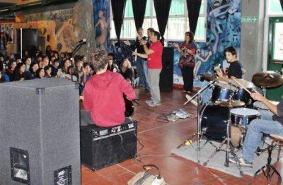 Sciurano entreg� instrumentos musicales al Polivalente de Arte