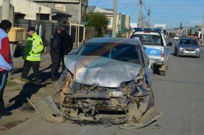 Sal�a de trabajar de la f�brica y embisti� a otro auto sobre calle Sarmiento