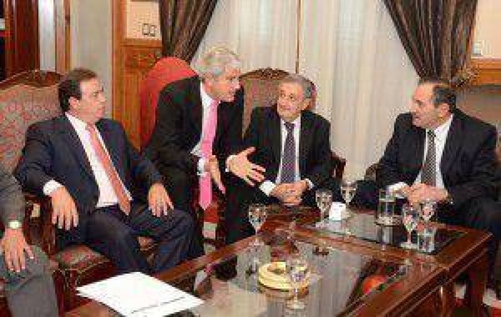 El Comit� Ejecutivo del Parlamento del NOA se reuni� con Juli�n Dom�nguez