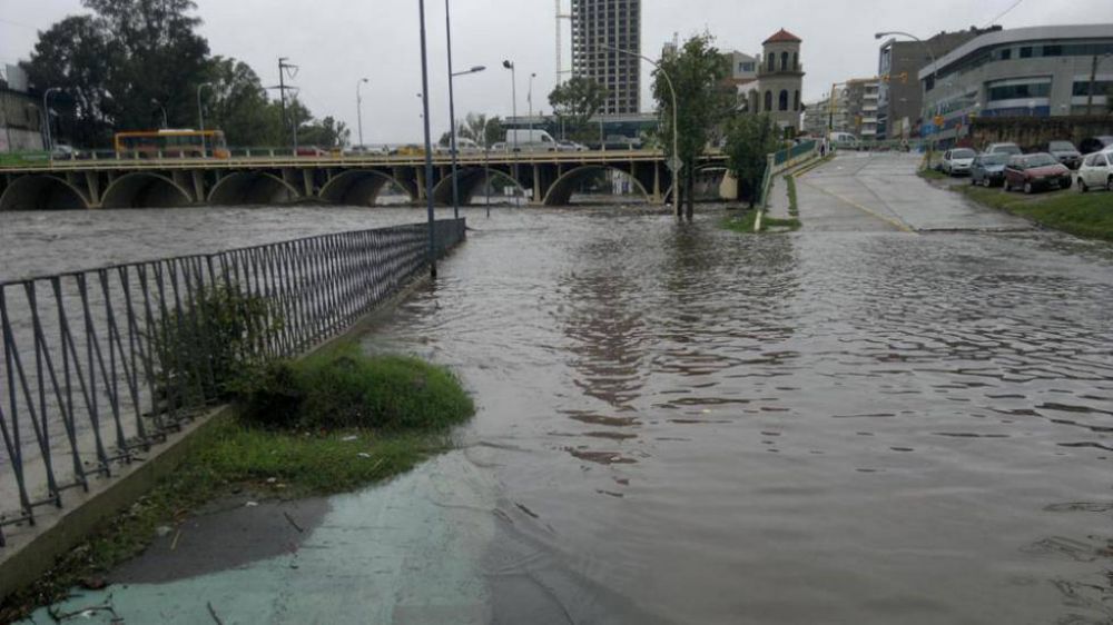 Seguir�n los cortes en avenida Costanera y hay evacuados por las lluvias