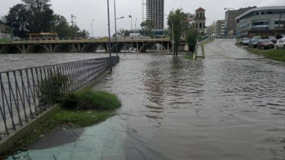 Seguir�n los cortes en avenida Costanera y hay evacuados por las lluvias