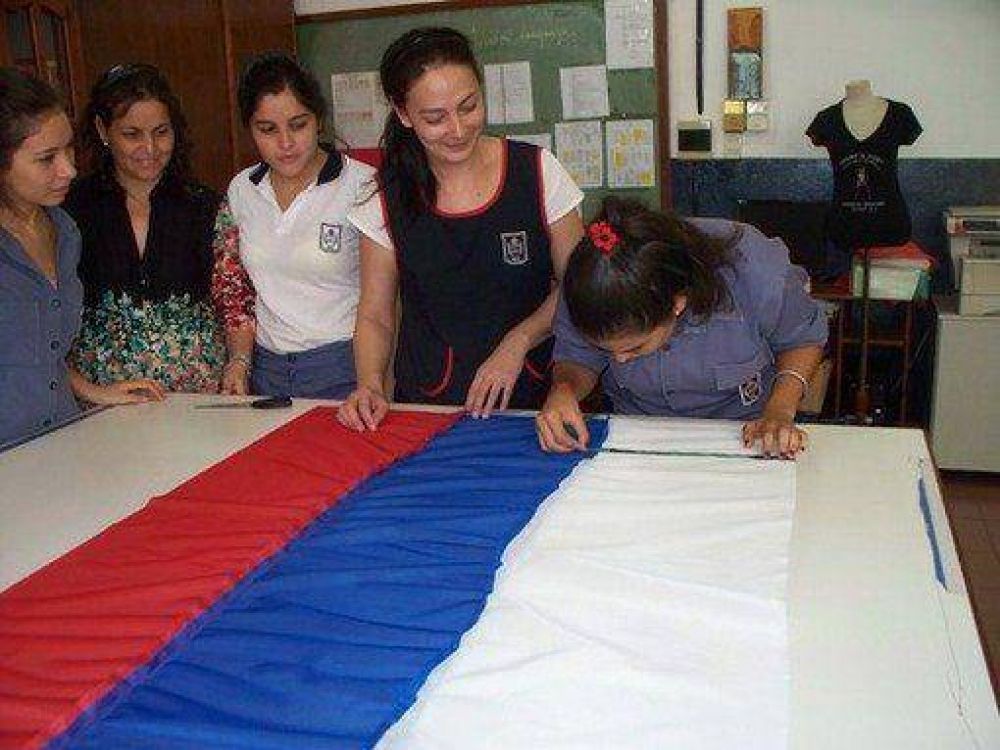 En la EPET N� 2 ya confeccionaron m�s de 150 banderas para las escuelas de Misiones