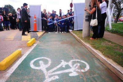 El gobernador inaugur� la primera ciclov�a de la localidad de Concar�n