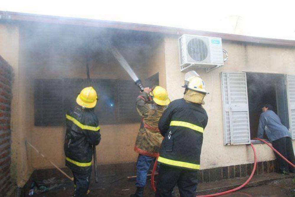 En una travesura, tres ni�os santarrose�os quemaron su propia casa: no hay heridos