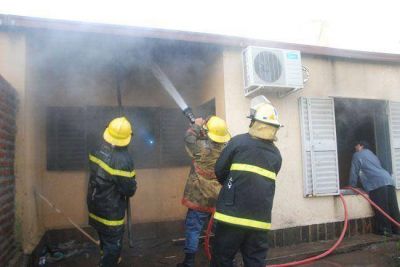 En una travesura, tres ni�os santarrose�os quemaron su propia casa: no hay heridos