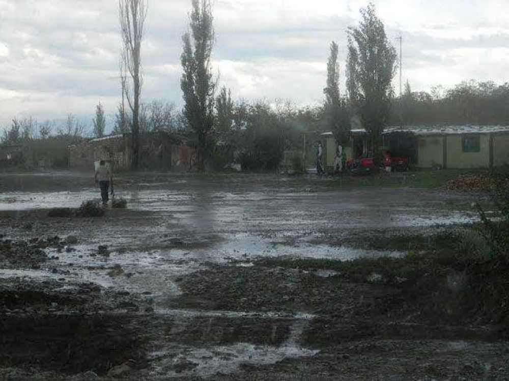 Ms de 80 familias fueron evacuadas, hubo derrumbes y barrios inundados en el Valle de Uco