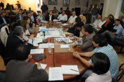 Caliente debate entre funcionarios y ediles por las refacciones en la plaza 25 de Mayo