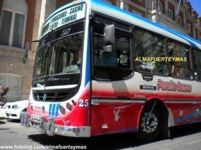 Un colectivo de la empresa Peralta Ramos colision� con motociclista y lo mat�