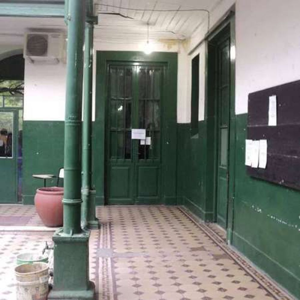 Alumnos del instituto Castro Barros contin�an el reclamo por una sede