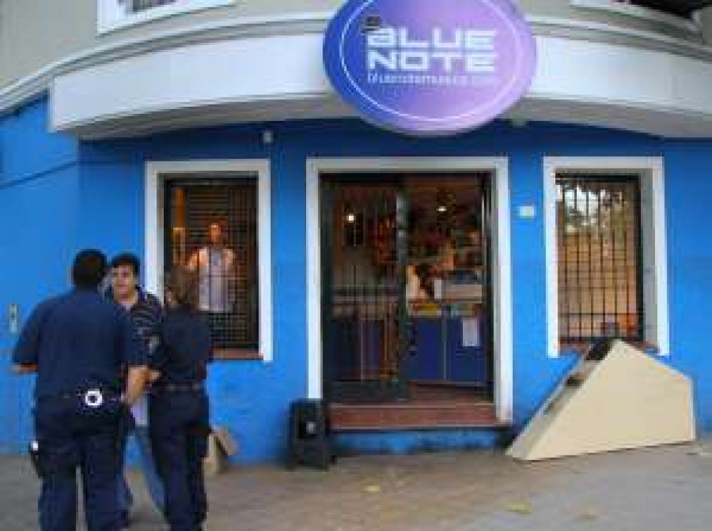 Intentan prenderle fuego a un comercio en Capital