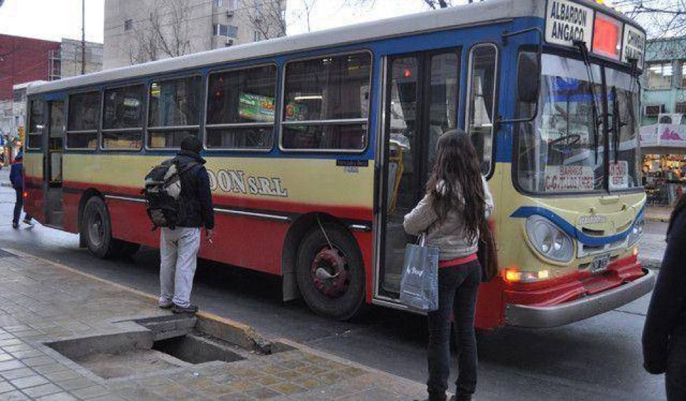 Los colectiveros confirmaron el paro del jueves y recibieron duras cr�ticas