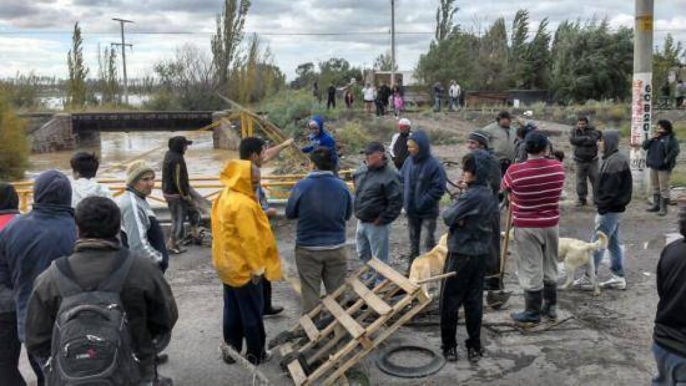 Vecinos de Cipolletti cortan ruta 65 en el puente 83