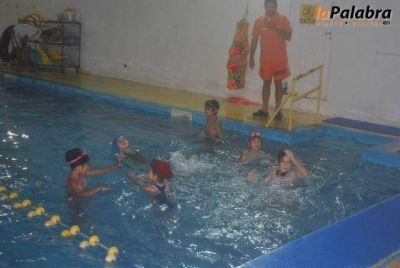 Comenzaron las clases de nataci�n para ni�os