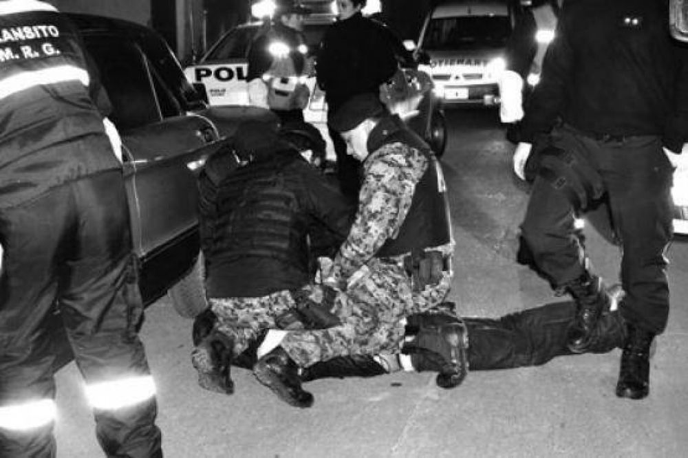 Los demoraron por atropellar a dos Polic�as y chocar dos m�viles