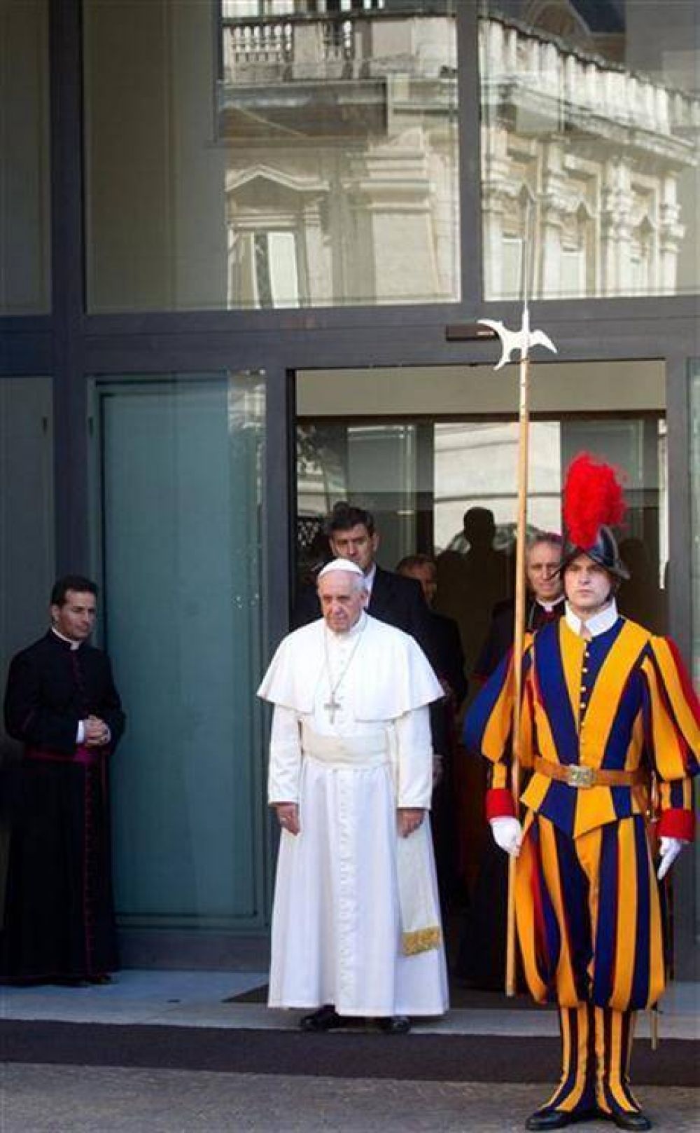 El Papa pone fin a las especulaciones: seguir� operativo el banco del Vaticano