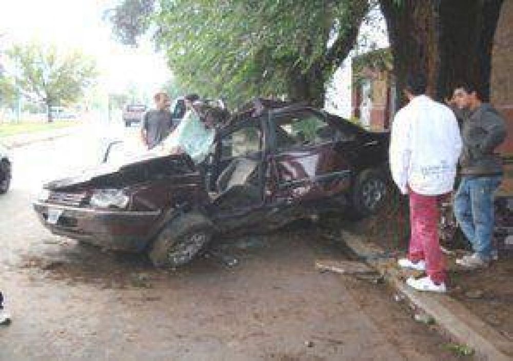 Un joven estrell� su auto contra una planta