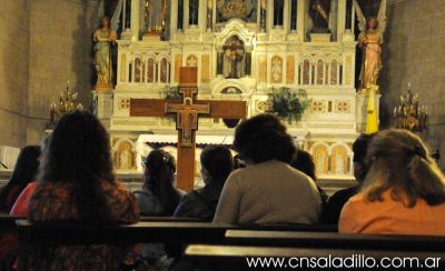Los j�venes de la parroquia se unieron en torno a la Cruz de San Dami�n