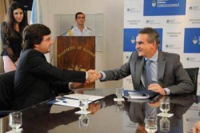 Ghi y Rossi firmaron un convenio para la cesi�n de terrenos de las Bases A�reas al Municipio