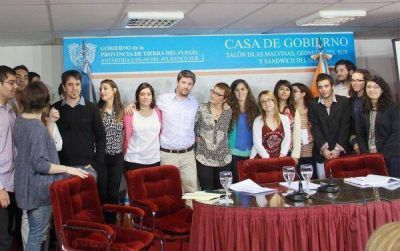Ríos encabezó la presentación formal del flamante Gabinete Joven