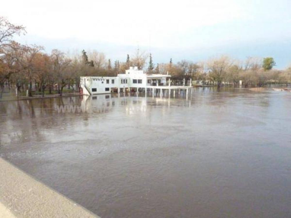 Cien evacuados en Arrecifes y alerta en Luj�n por agua acumulada