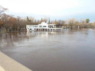 Cien evacuados en Arrecifes y alerta en Luj�n por agua acumulada