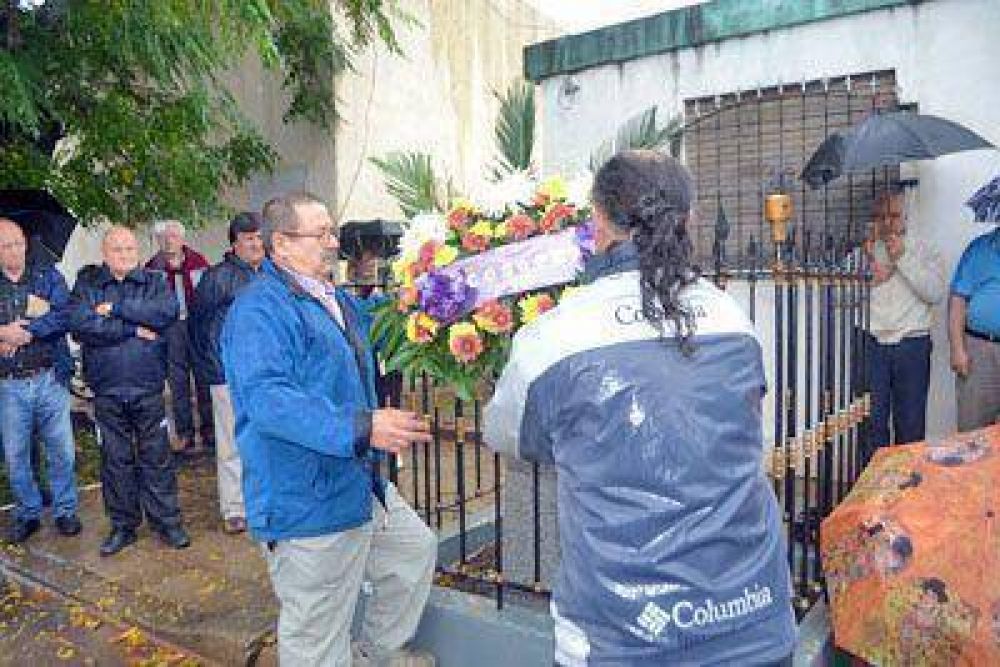 Bajo una persistente lluvia se conmemor� ayer el 19� aniversario de la inundaci�n