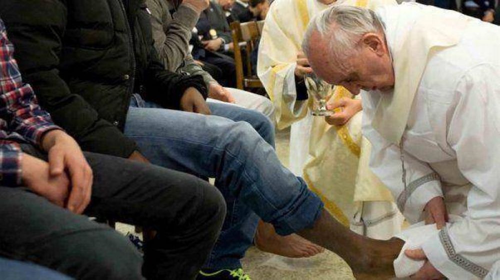 Francisco lavar� los pies de doce discapacitados