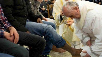 Francisco lavar� los pies de doce discapacitados