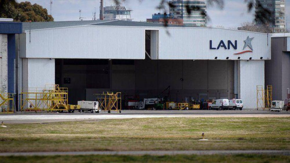 Cay� un rayo sobre un avi�n de LAN en Aeroparque: un herido
