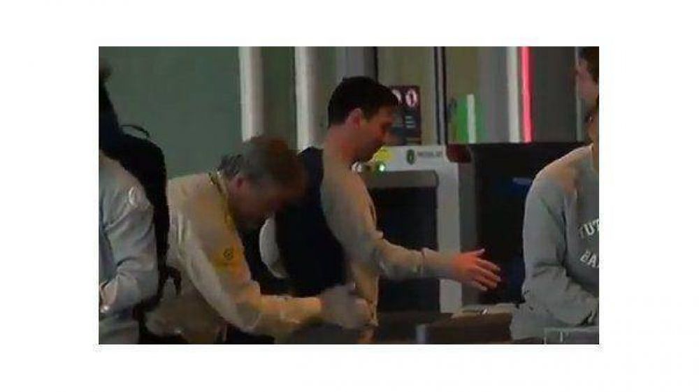 Entre risas, Lionel Messi fue cacheado en el aeropuerto de Barcelona