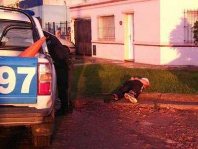 Golpe� a una anciana y lesion� a un vecino que sali� a defenderla