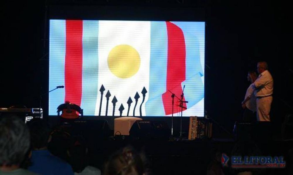Proponen a�adir la cruz en la bandera capitalina elegida