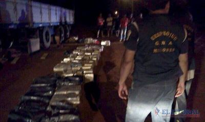 Detienen a un camionero por llevar 766 kilos de marihuana en un doble fondo