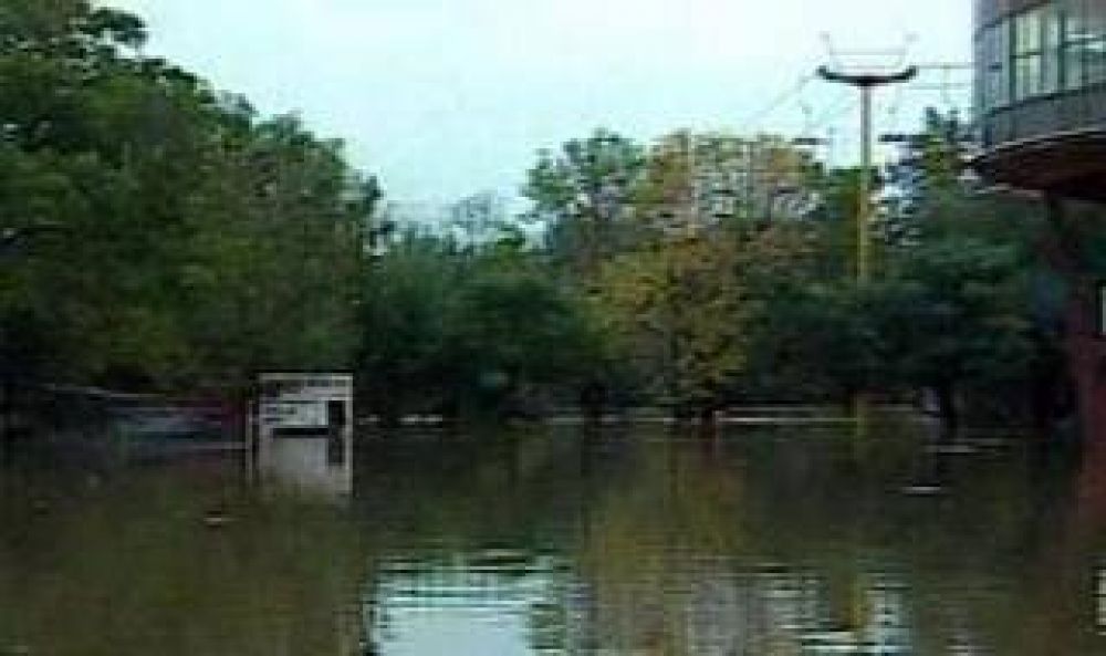 M�s de 90 evacuados y barrios inundados por la crecida del r�o Luj�n