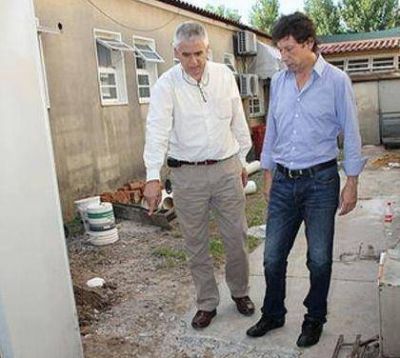 Gustavo Posse recorri� obras en progreso en el Hospital de Boulogne