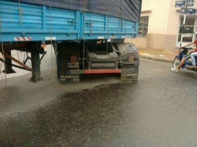 Espa�a y Rivadavia,cami�n arrastr� a un autom�vil