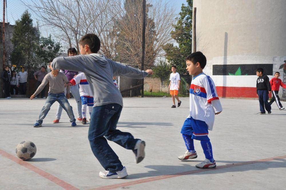 Contin�an las cl�nicas de f�tbol infantil en San Mart�n