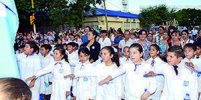 M�s de 4.700 alumnos prometieron ayer su fidelidad a la Bandera de Formosa en un acto emotivo