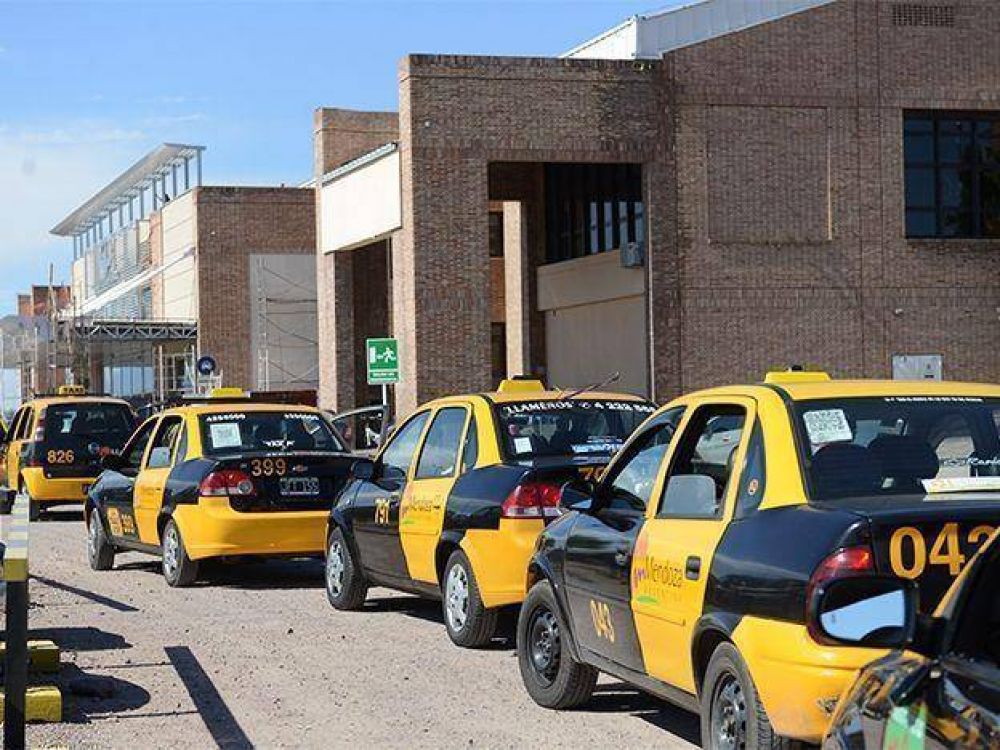 Por el paro de estaciones de servicio casi no habr� taxis el jueves